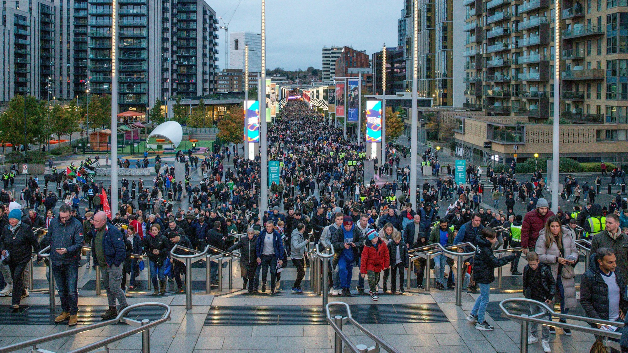 Fußballfans machen sich in London auf den Weg zum Wembley-Stadion. Nach dem Spiel zwischen England und Irland soll es an der U-Bahn-Station „Wembley Park“ zum diskriminierenden Gesang gekommen sein.