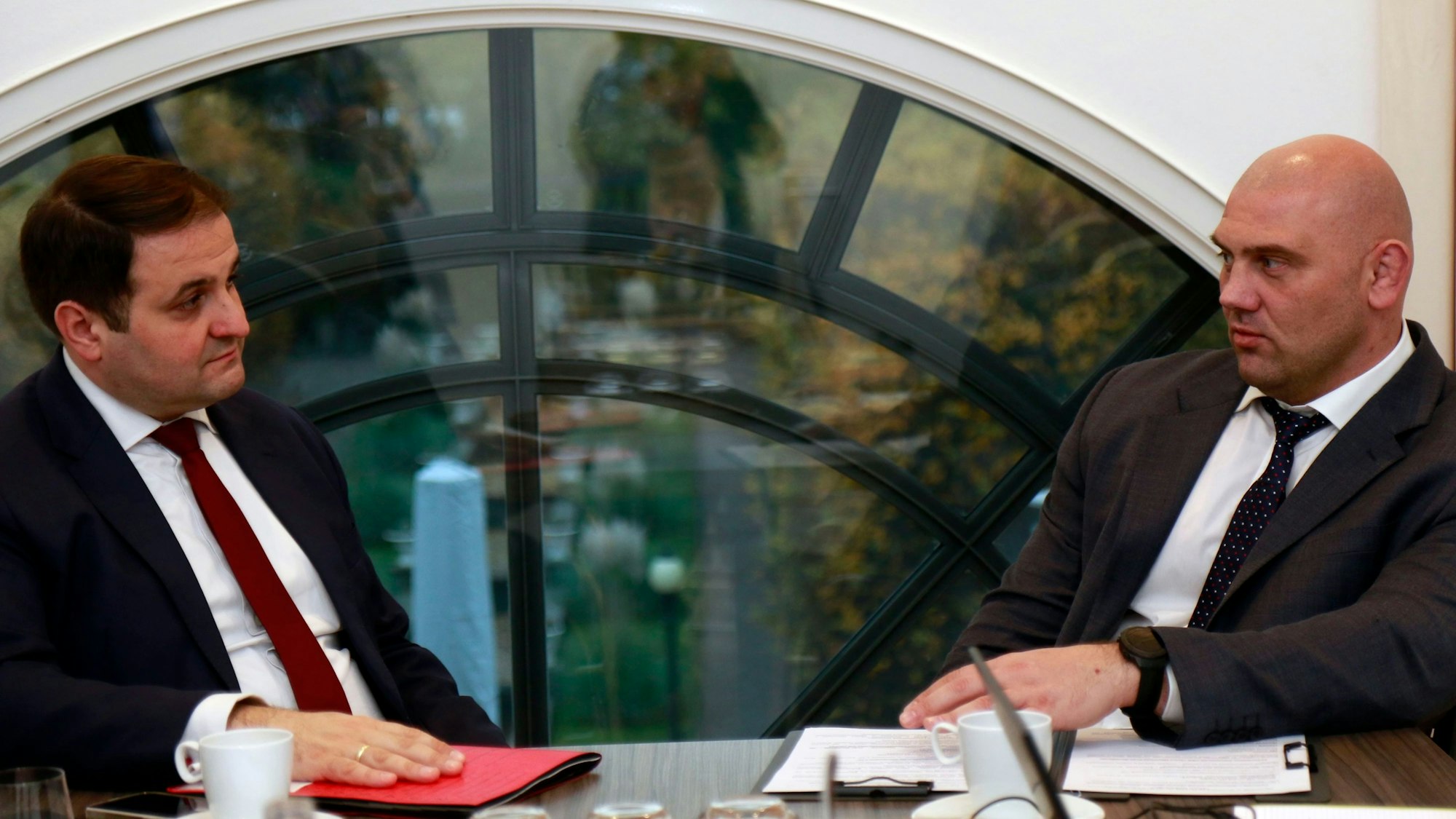 NRW-Europaminister Nathanael Liminski im Gespräch mit Serhiy Lysak, Gouverneur der Partnerregion Dnipropetrowsk in der Kölner Flora.