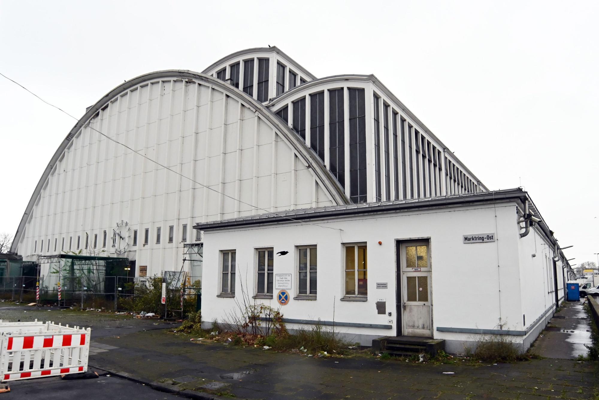 Die Großmarkthalle ist ein Parabelbau mit einer Spannweite der Bögen von 57 Metern. Fenster öffnen sie nur zum Norden hin, dadurch bleibt sie kühl.