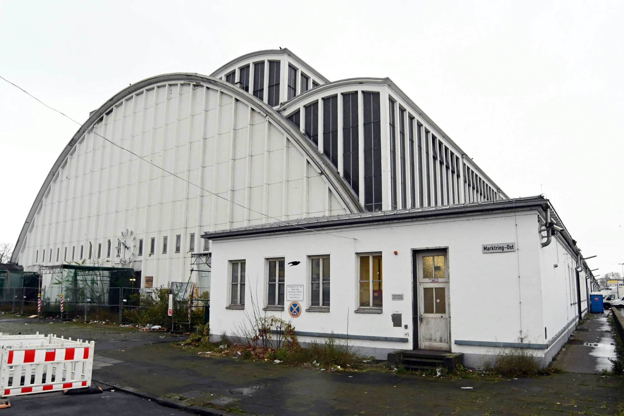 Die Großmarkthalle ist ein Parabelbau mit einer Spannweite der Bögen von 57 Metern. Fenster öffnen sie nur zum Norden hin, dadurch bleibt sie kühl.