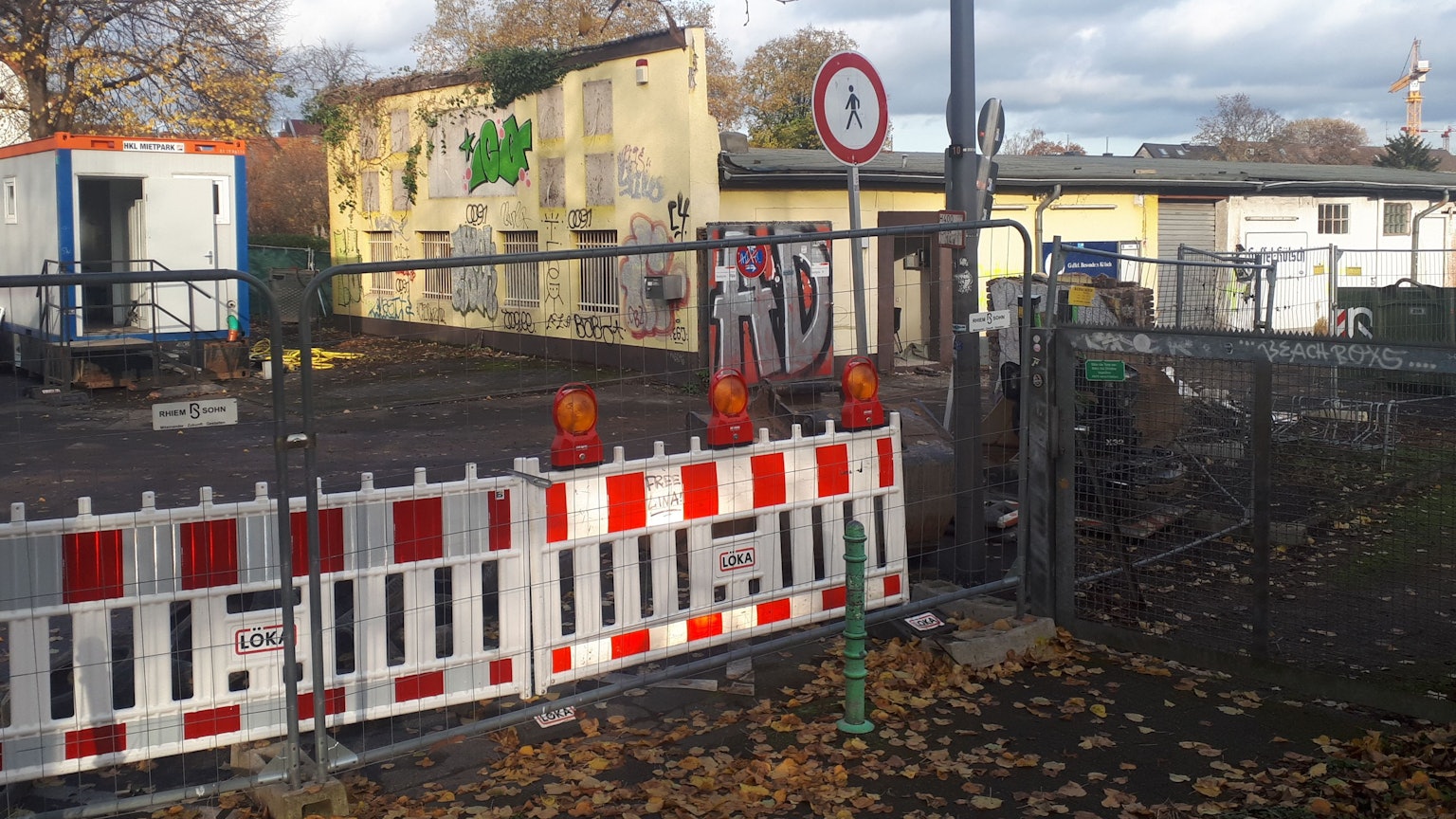 Zu sehen ist der 2020 geschlossene Getränkemarkt am Merheimer Platz 16, dieser wird abgebrochen.
