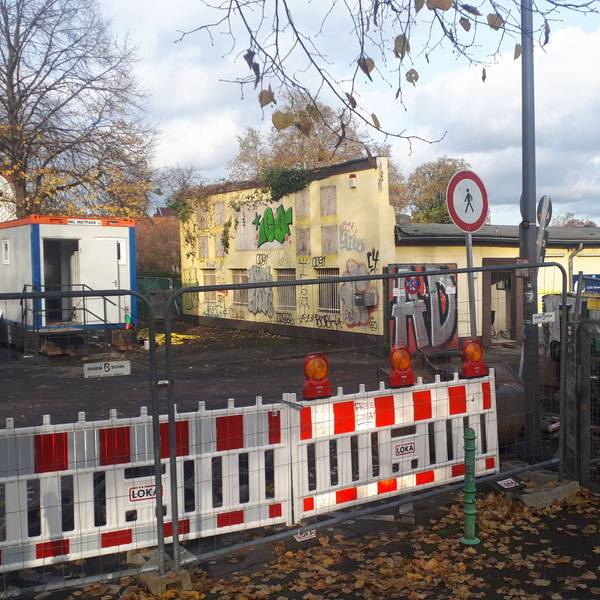 Zu sehen ist der 2020 geschlossene Getränkemarkt am Merheimer Platz 16, dieser wird abgebrochen.