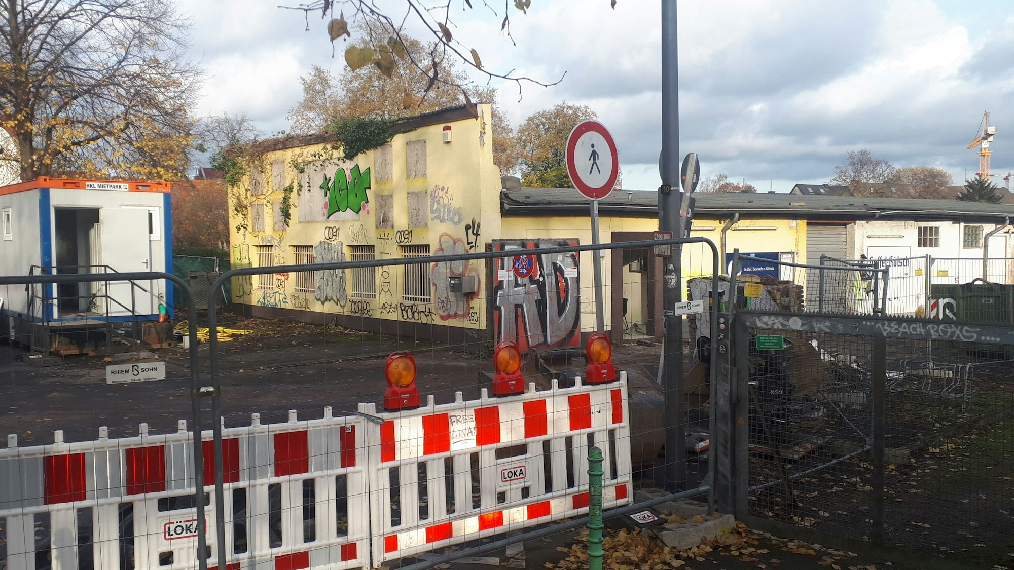 Zu sehen ist der 2020 geschlossene Getränkemarkt am Merheimer Platz 16, dieser wird abgebrochen.