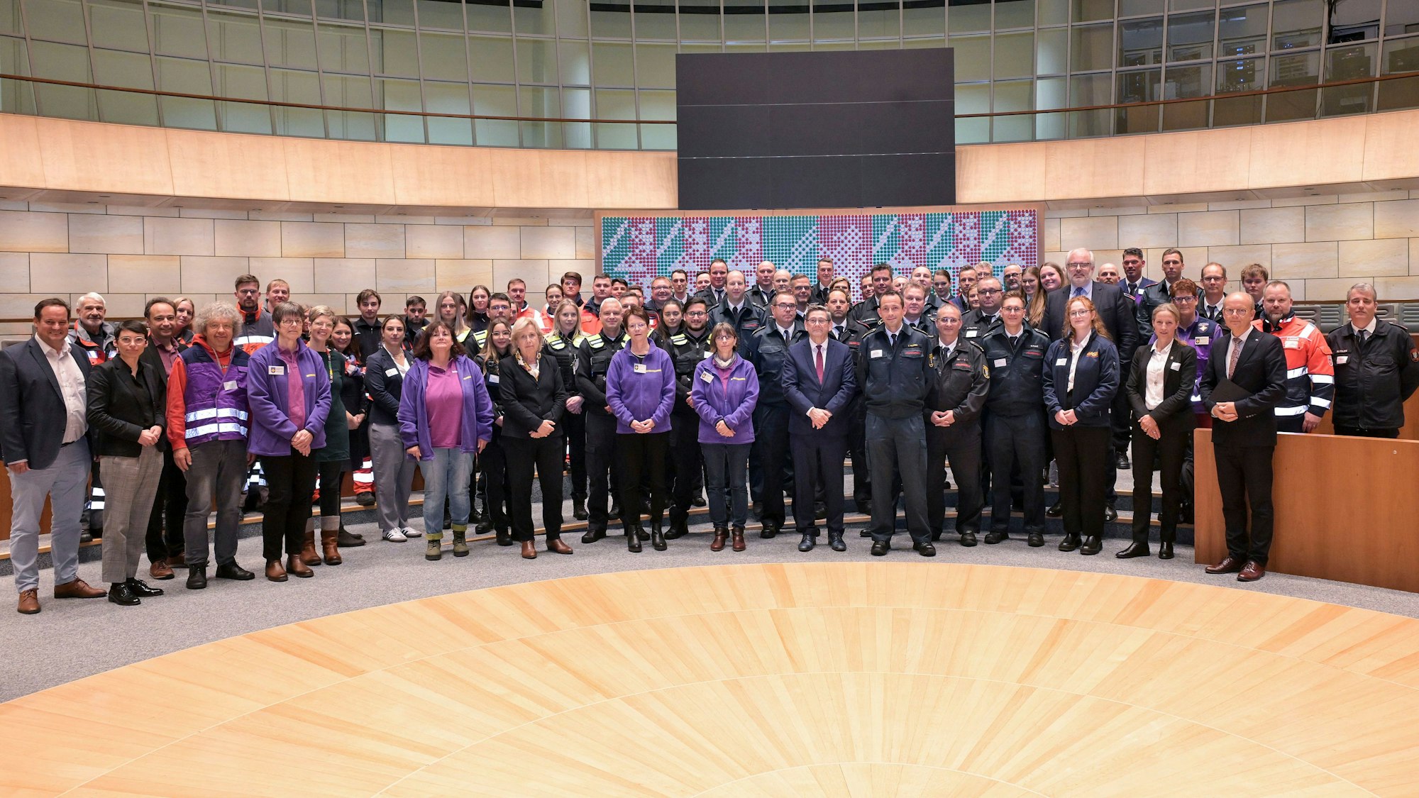Helfer, die beim Anschlag in Solingen im Einsatz waren, wurden im Landtag empfangen.