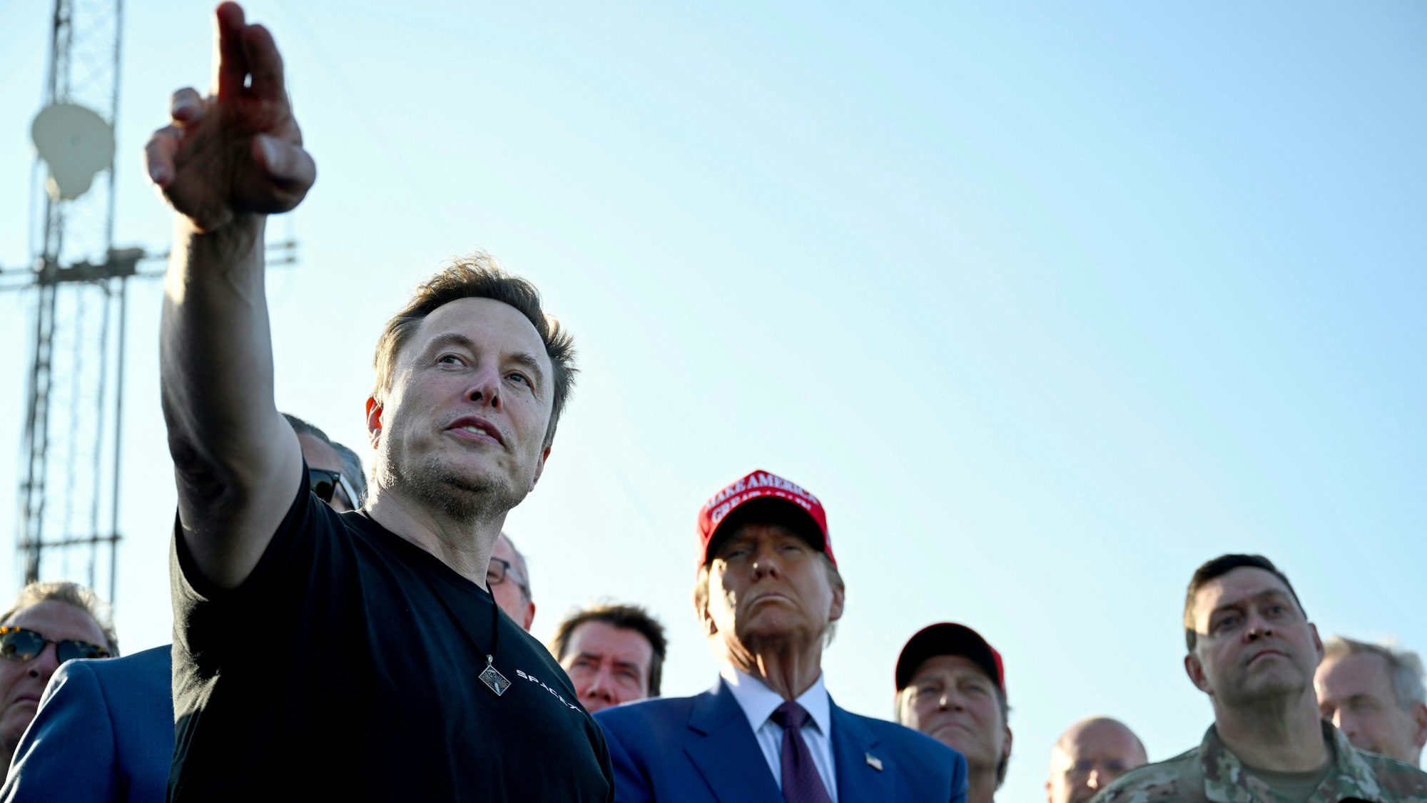 Auf dem Foto sind der Unternehmer Elon Musk und Donald Trump zu sehen.