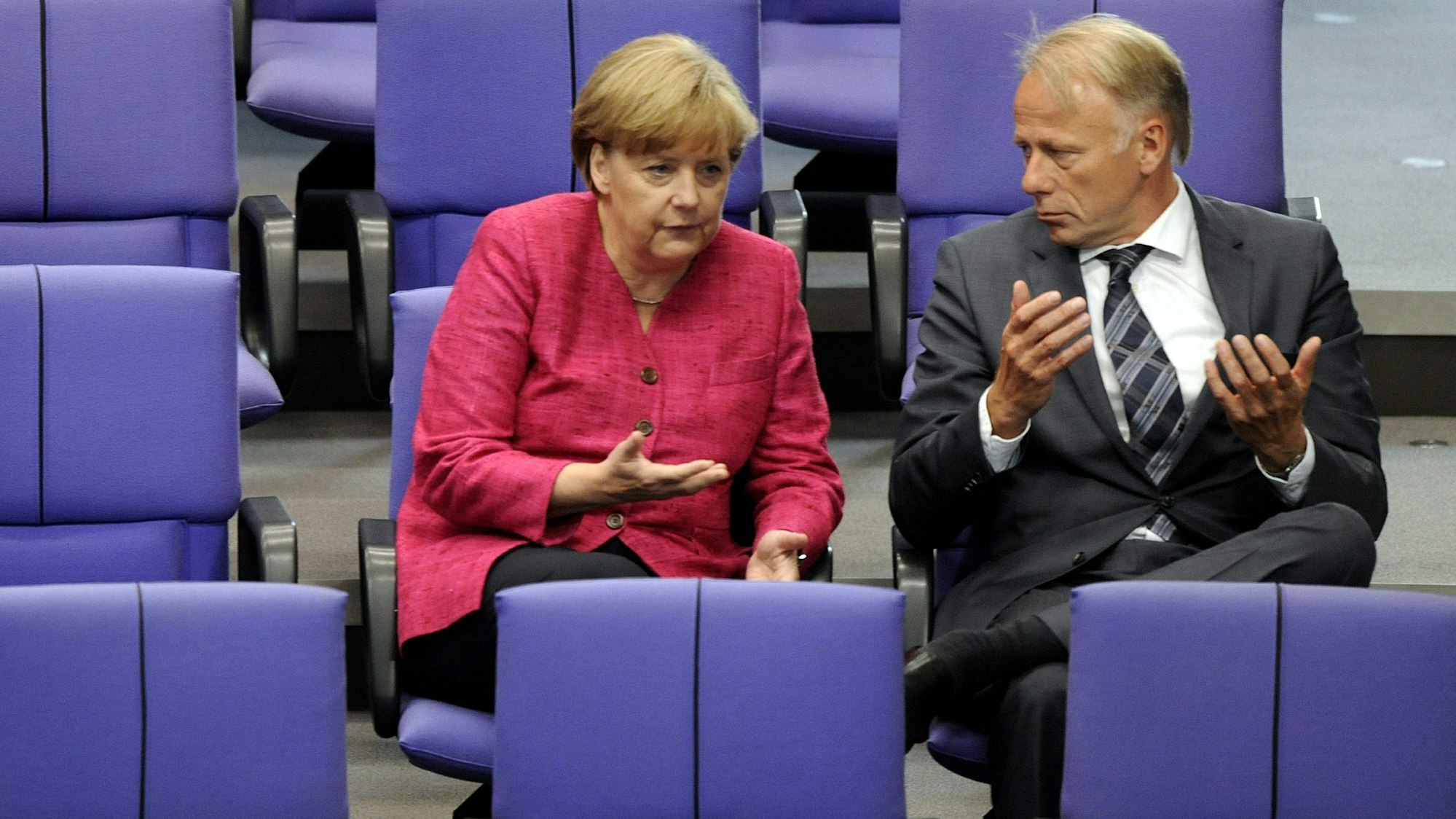Ex-Bundeskanzlerin Angela Merkel (CDU) und Jürgen Trittin. Das Foto zeigt die beiden 2011 bei einem Gespräch im Bundestag.