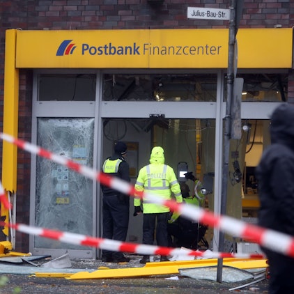 Auf dem Clevischen Ring nahe dem Wiener Platz in Köln-Mülheim haben unbekannte Täter in der Nacht auf Mittwoch (20. November) einen Geldautomaten gesprengt.