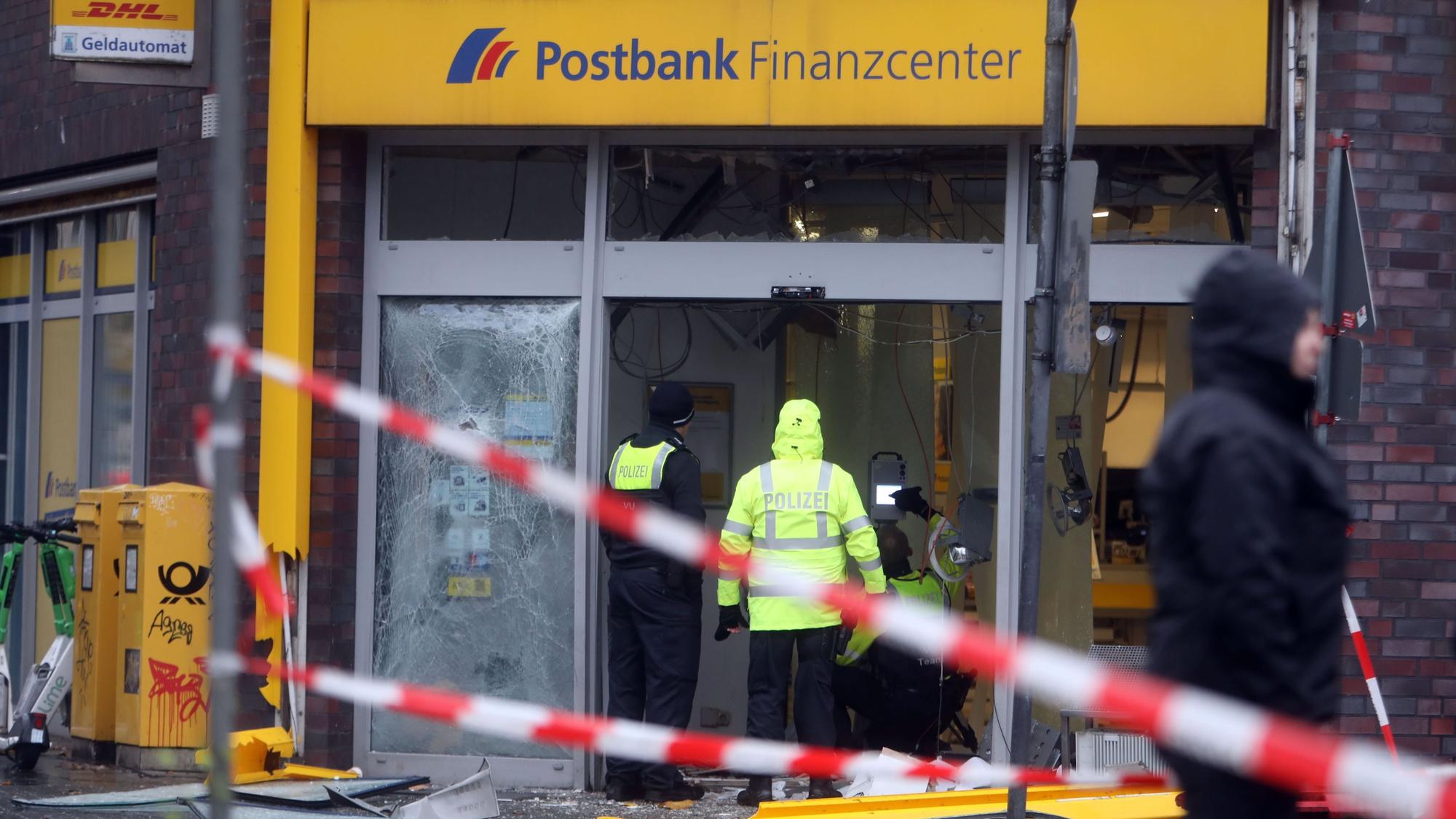 Auf dem Clevischen Ring nahe dem Wiener Platz in Köln-Mülheim haben unbekannte Täter in der Nacht auf Mittwoch (20. November) einen Geldautomaten gesprengt.