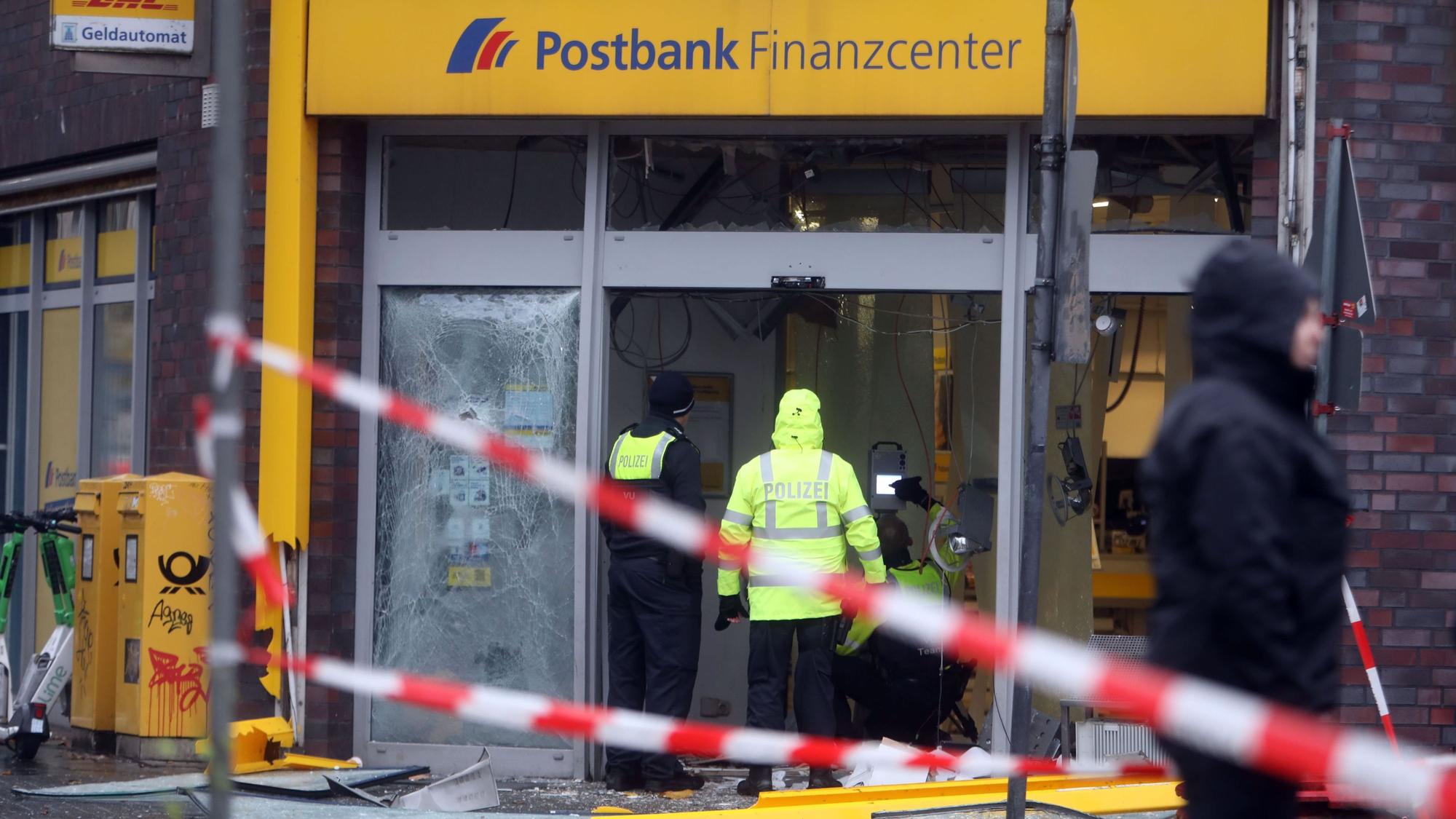 Auf dem Clevischen Ring sollen die Angeklagten im November einen Kontoauszugdrucker gesprengt haben.