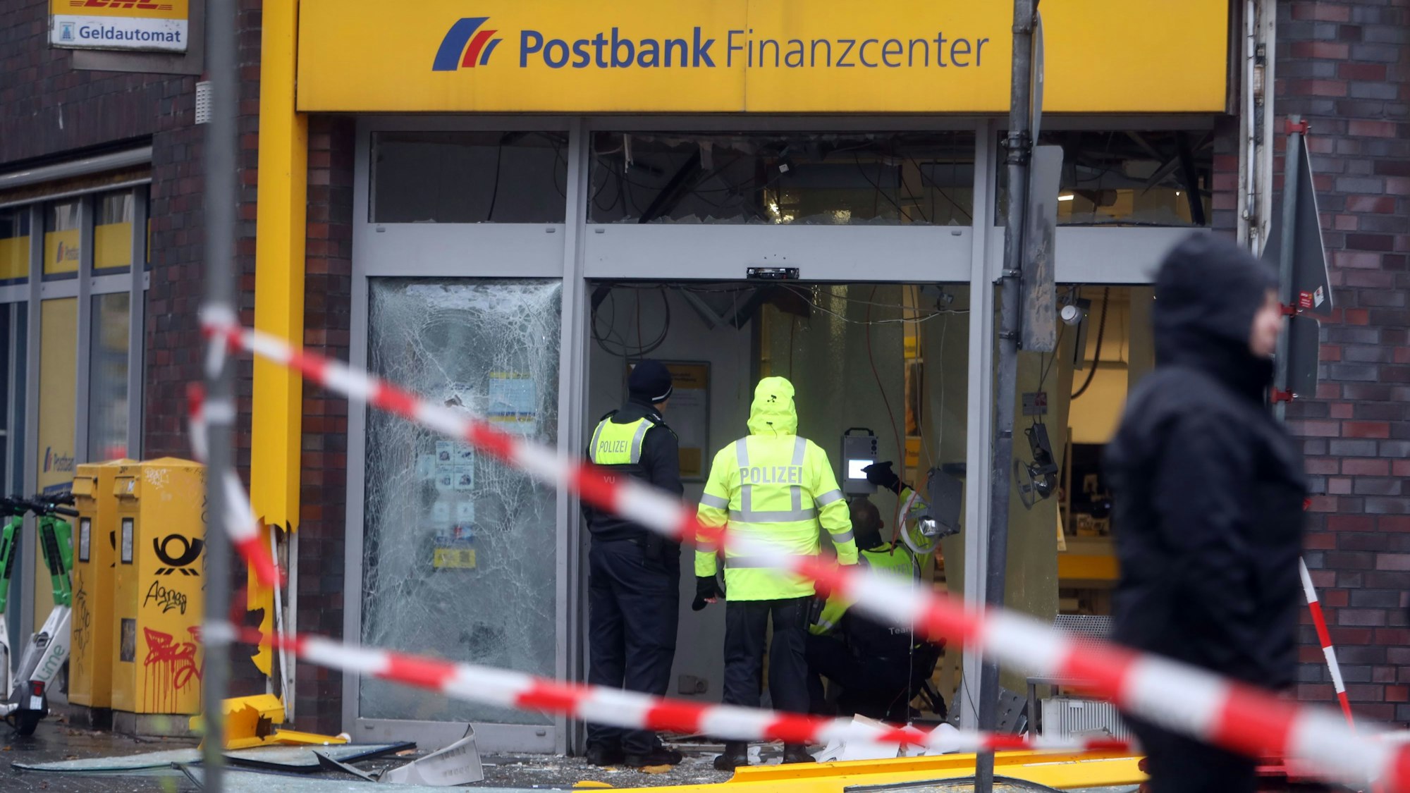 Auf dem Clevischen Ring sollen die Angeklagten im November einen Kontoauszugdrucker gesprengt haben.