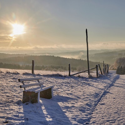 Das Bild zeigt eine verschneite Landschaft in der Eifel.