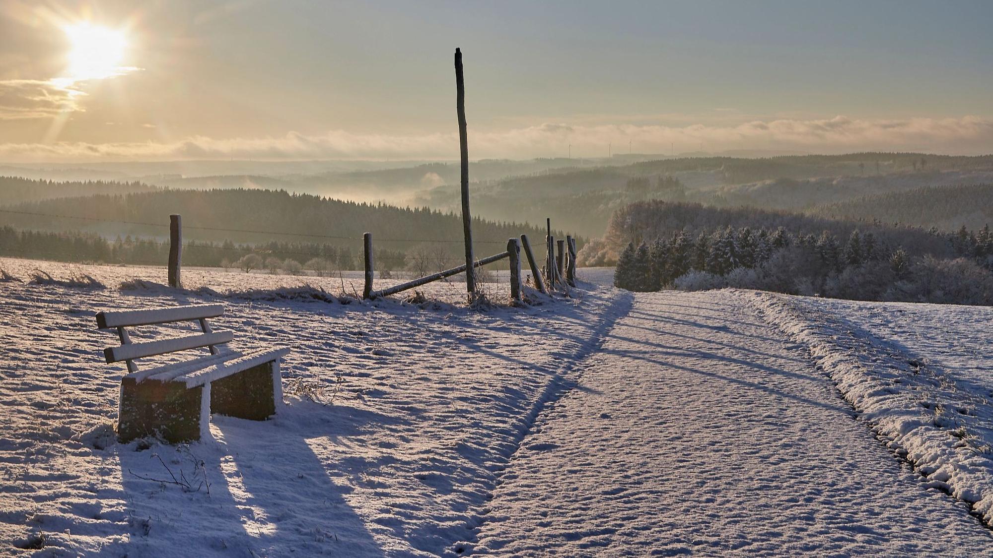Das Bild zeigt eine verschneite Landschaft in der Eifel.