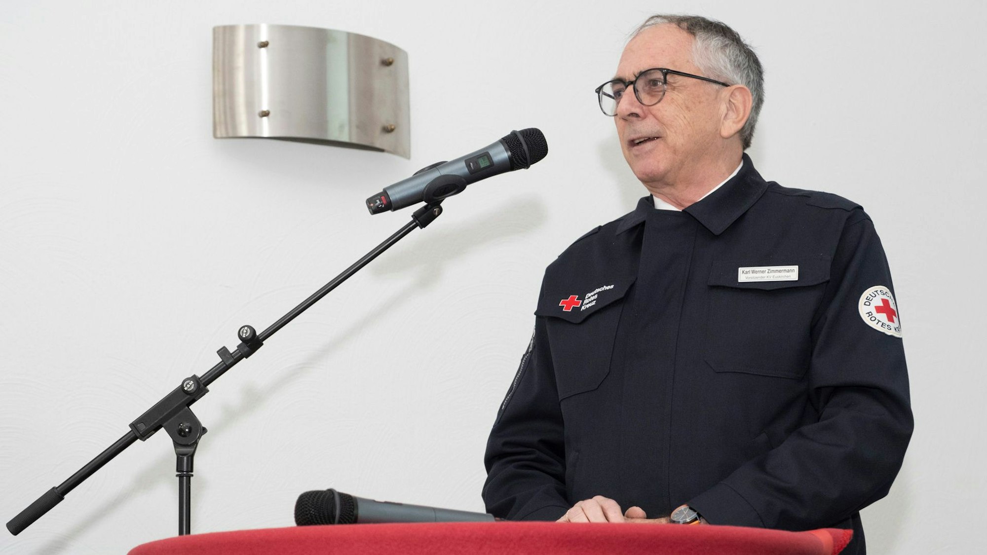 Karl Werner Zimmermann spricht in ein Mikrofon.