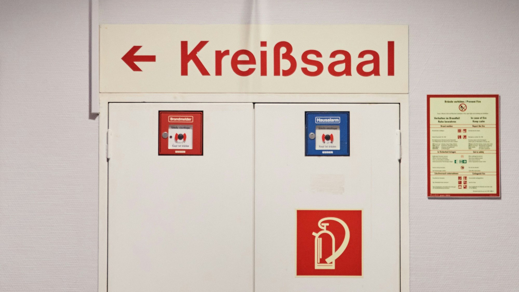 «Kreißsaal» und ein Richtungspfeil stehen auf einem Schild über einer Tür in einer Klinik.