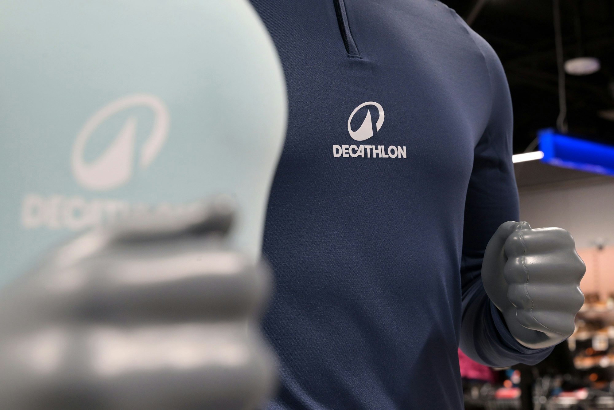 Sportbekleidung des Sportausrüstungsherstellers Decathlon ist auf Schaufensterpuppen in einer Filiale im Einkaufszentrum im Potsdamer Bahnhof dekoriert.