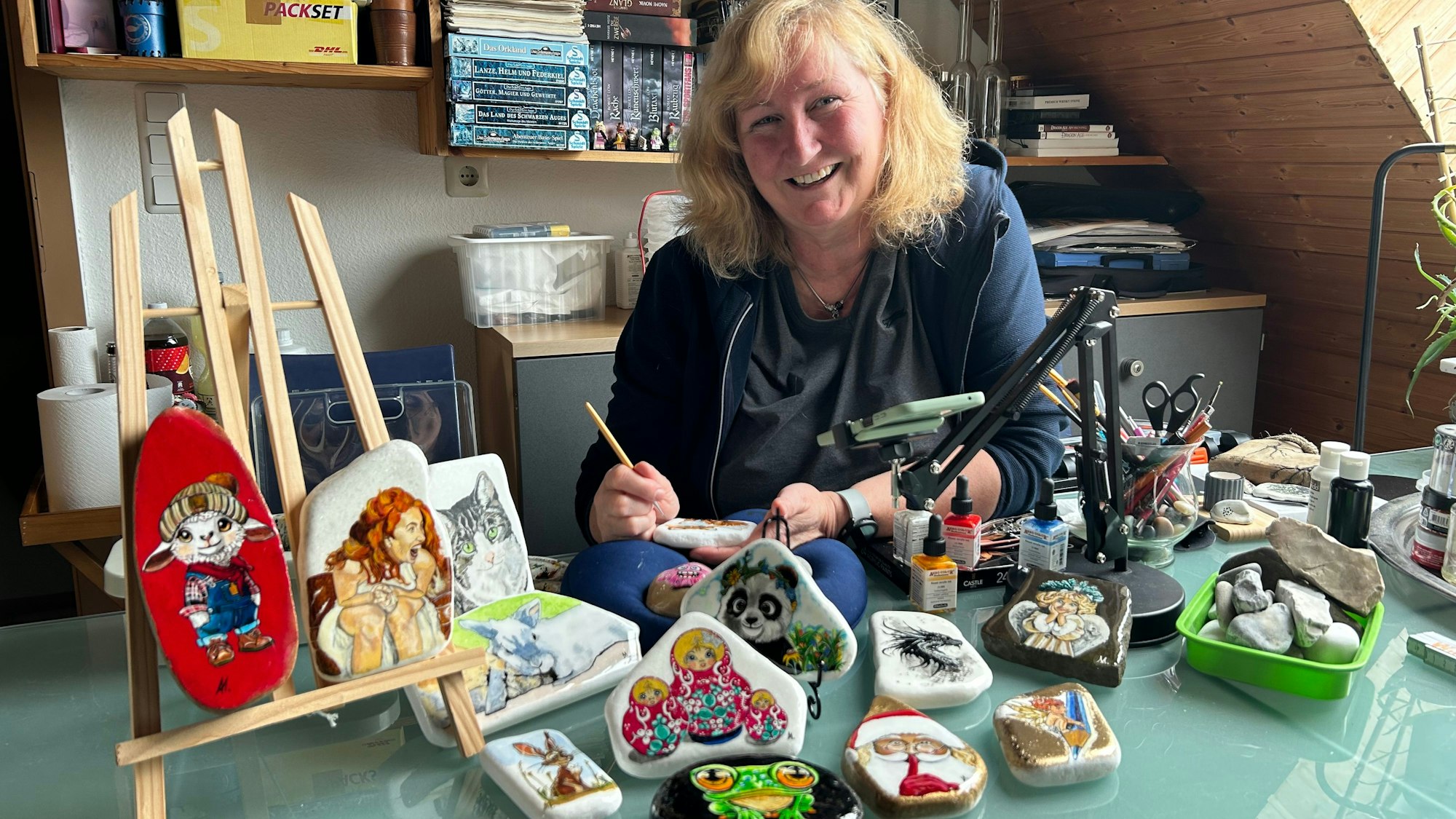 Opladenerin Andrea May bemalt Steine