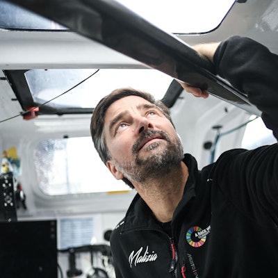 Boris Herrmann checkt die Lage auf der „Malizia-Sea Explorer“.