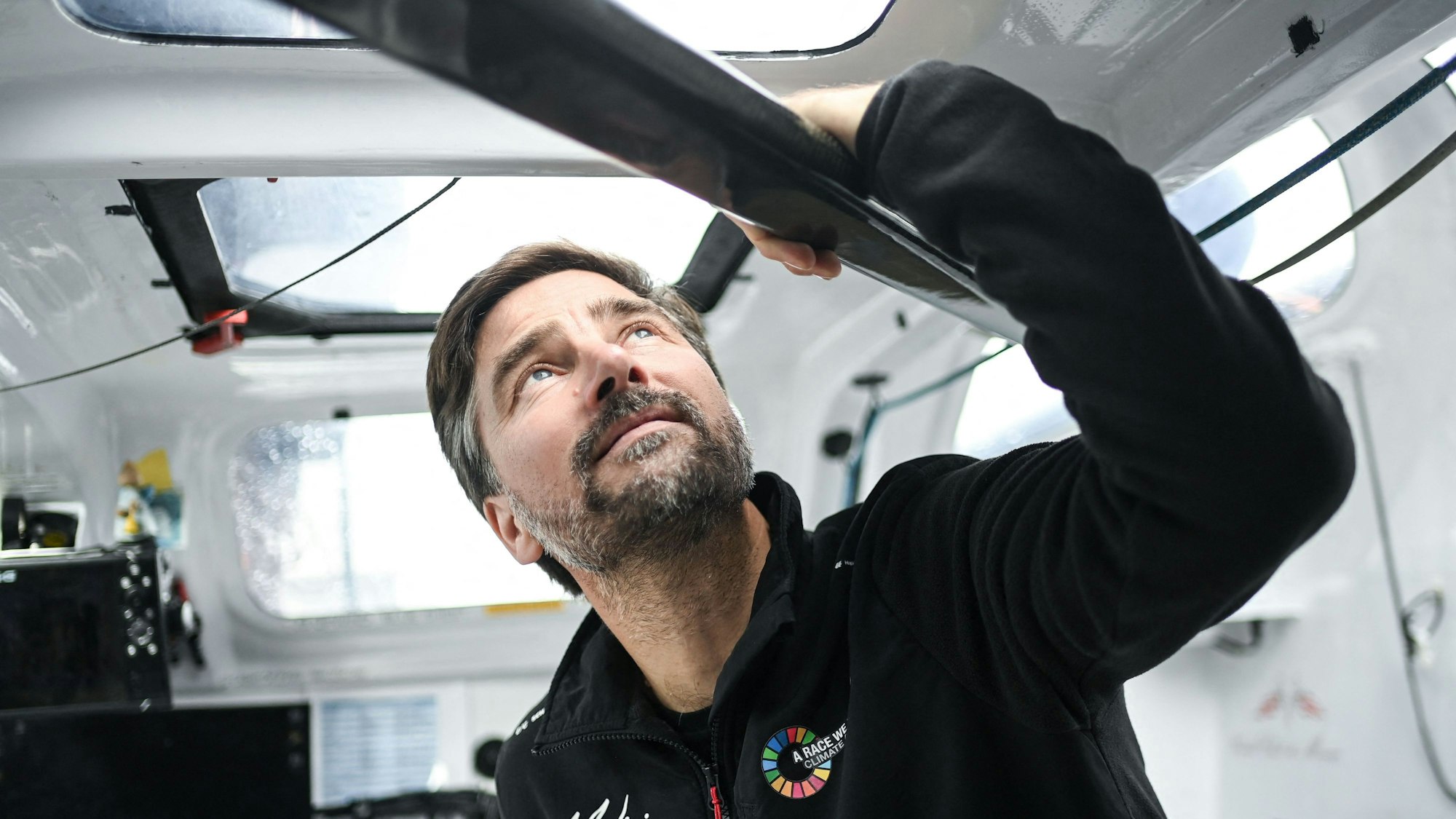 Boris Herrmann checkt die Lage auf der „Malizia-Sea Explorer“.