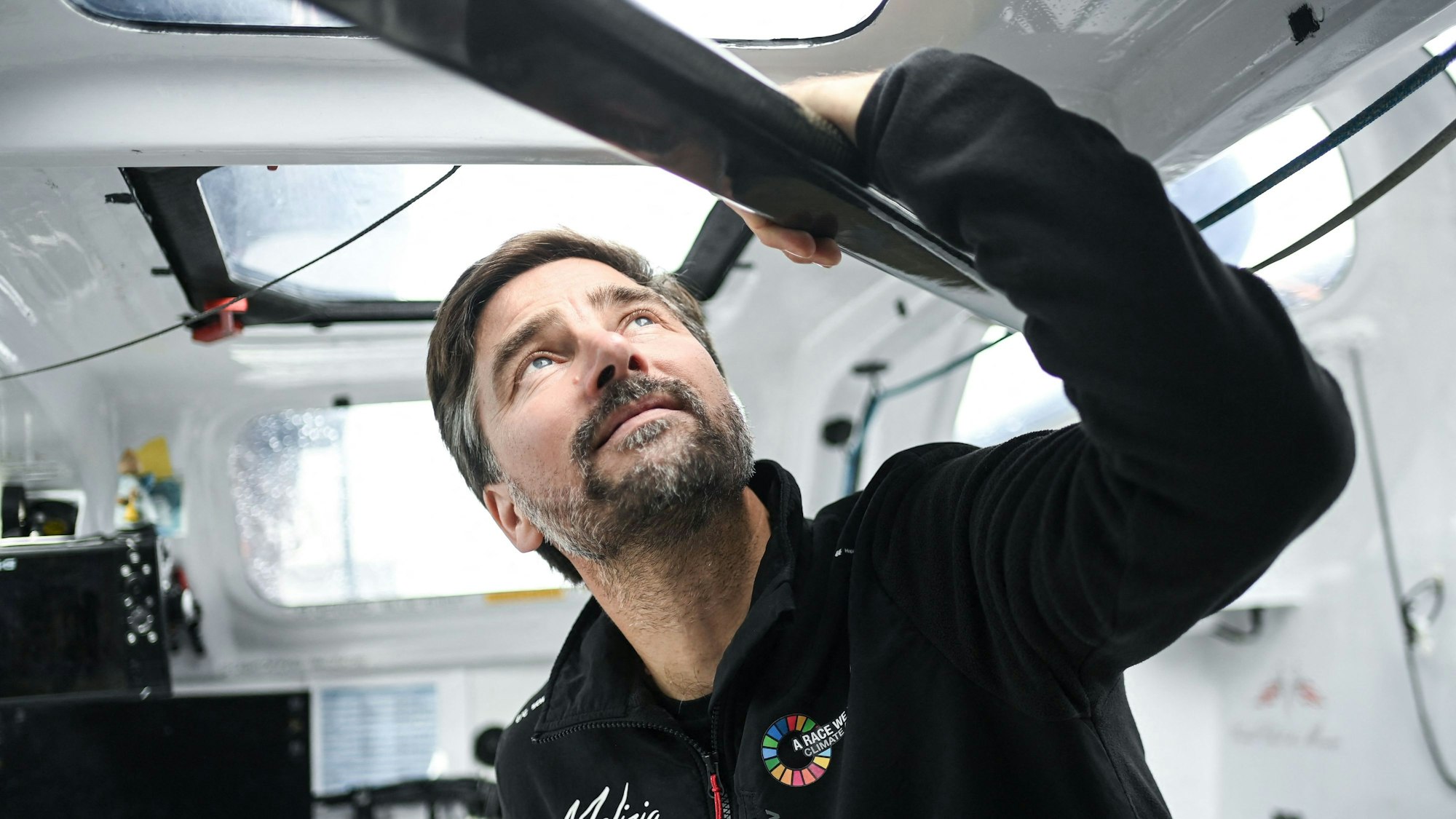 Boris Herrmann posiert auf der Malizia-Seaexplorer.