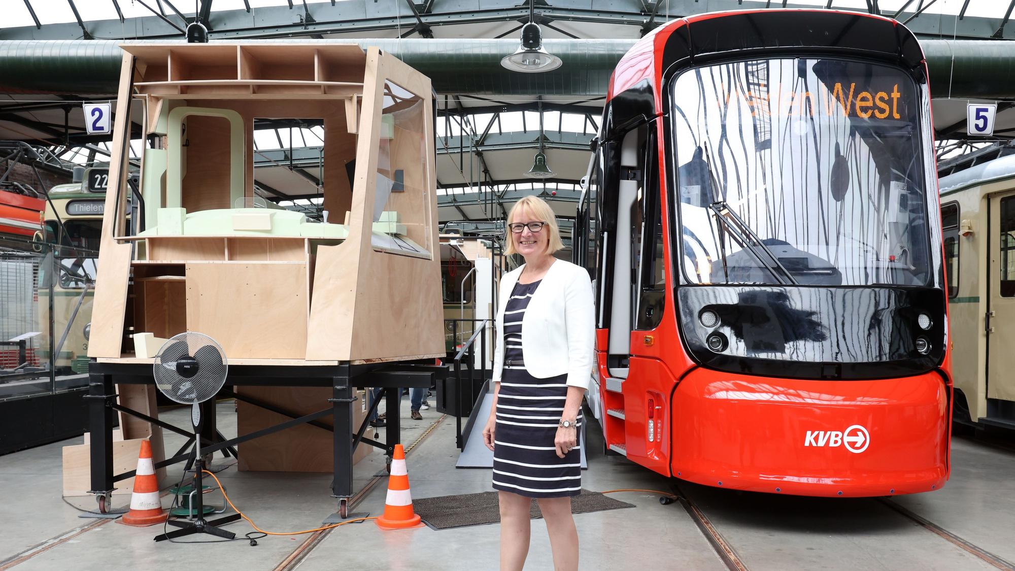 Vorstellung eines 1:1-Modells der neuen Generation von Niederflur-Stadtbahnen im Strßenbahn-Museum Thielenbruch mit Stefanie Haaks