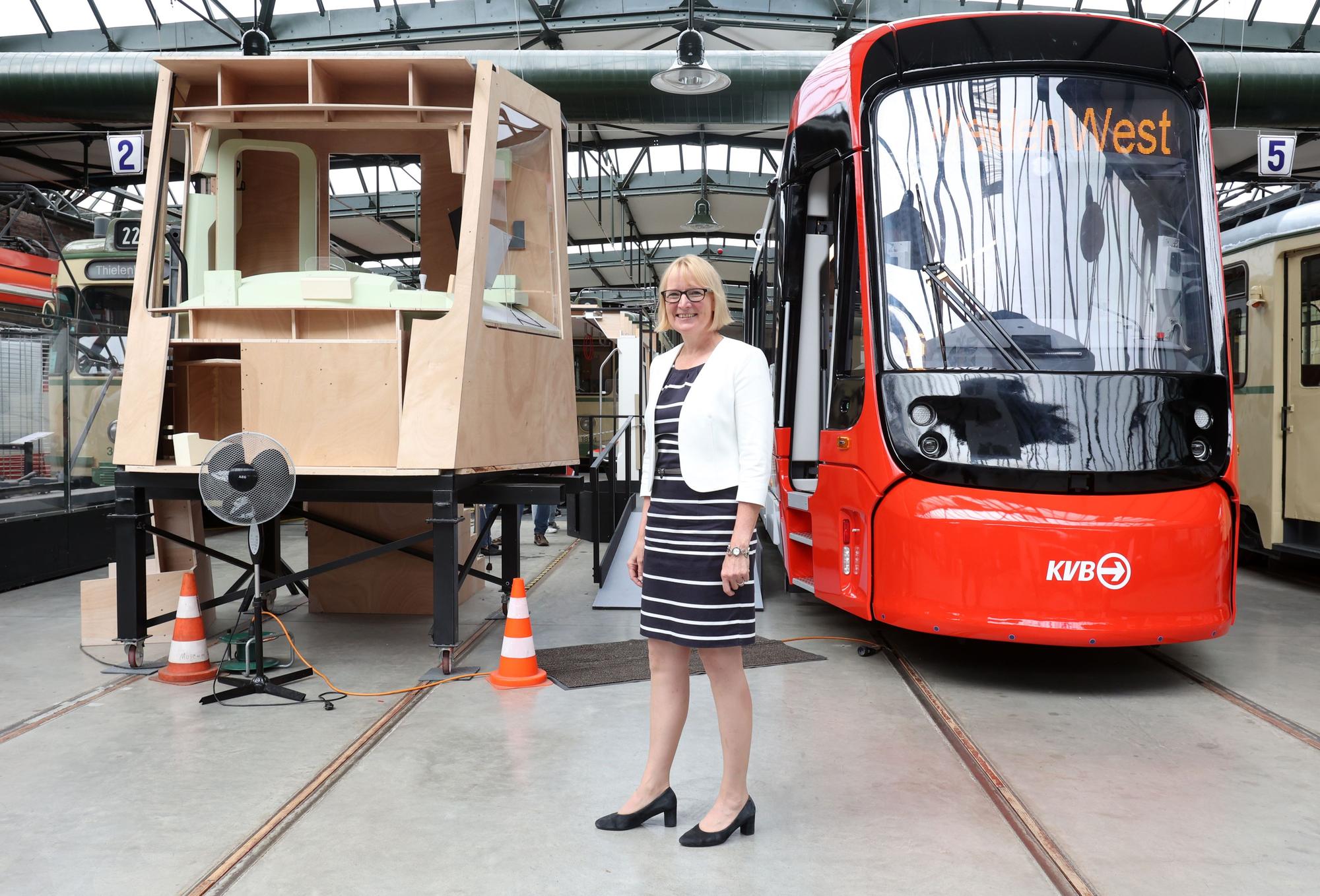 27.07.2022
Köln:
Vorstellung eines 1:1-Modells der neuen Generation von Niederflur-Stadtbahnen im Strßenbahn-Museum Thielenbruch
Stefanie Haaks, Vorstandsvorsitzende KVB
Foto:Martina Goyert