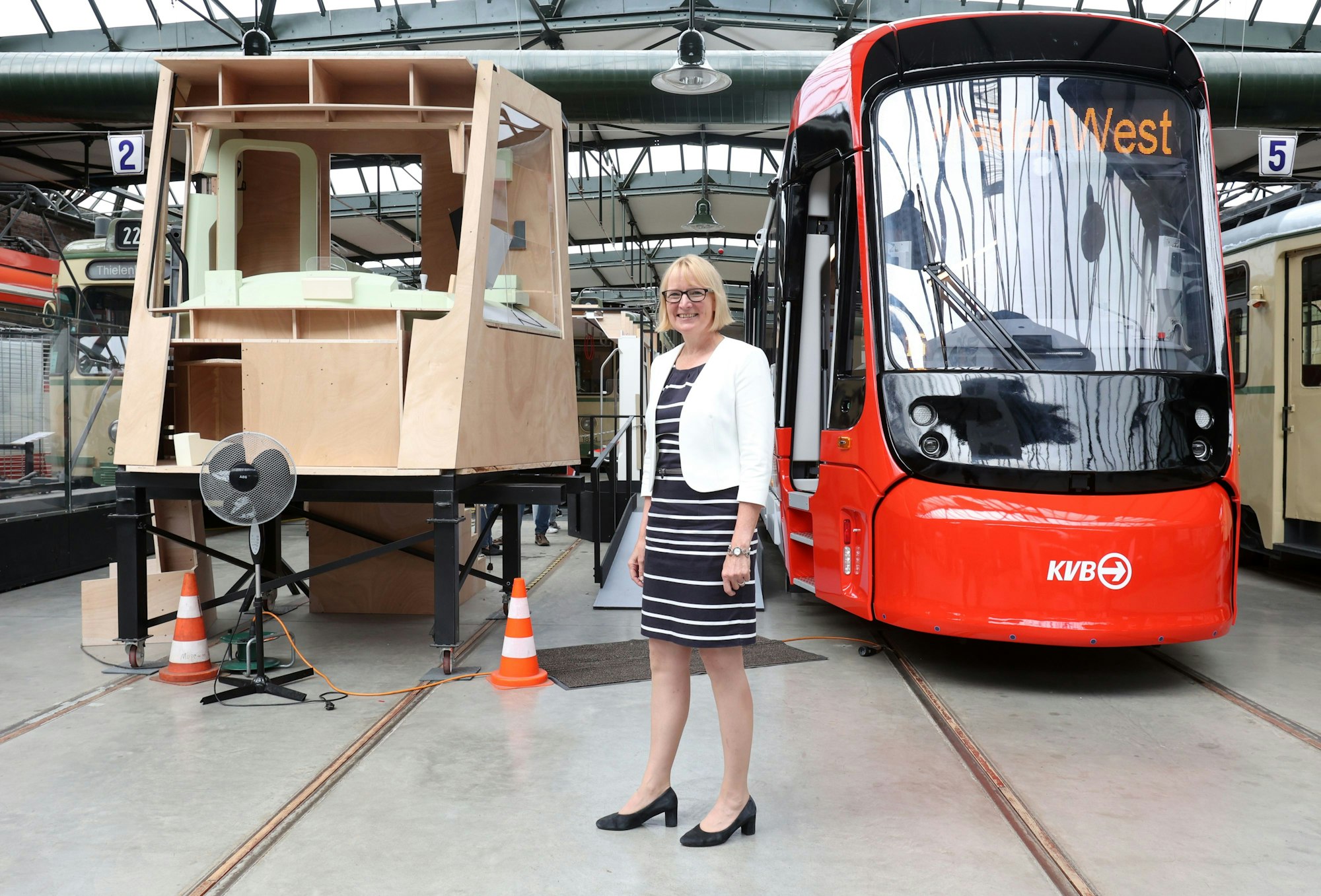 27.07.2022
Köln:
Vorstellung eines 1:1-Modells der neuen Generation von Niederflur-Stadtbahnen im Strßenbahn-Museum Thielenbruch
Stefanie Haaks, Vorstandsvorsitzende KVB
Foto:Martina Goyert