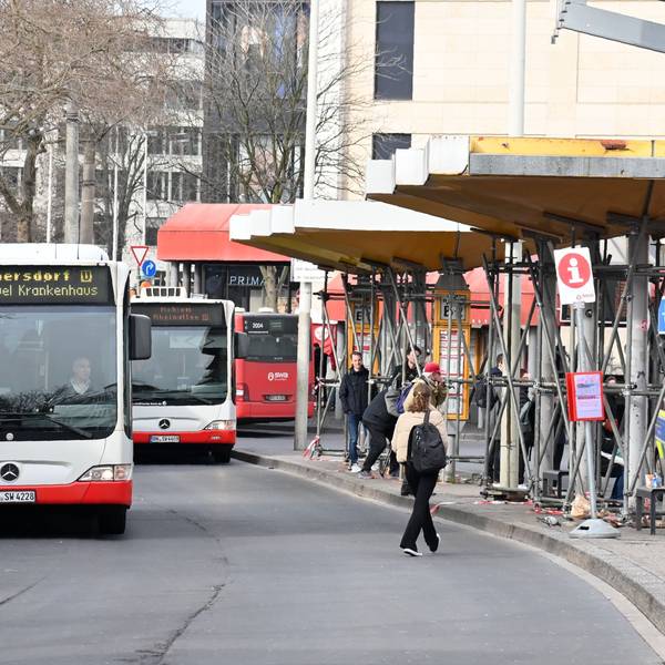 Busse am Zentralen Busbahnhof (ZOB) in Bonn.