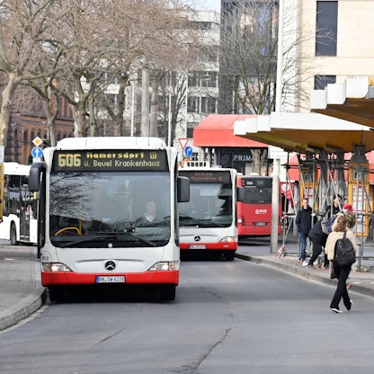 Busse am Zentralen Busbahnhof (ZOB) in Bonn.