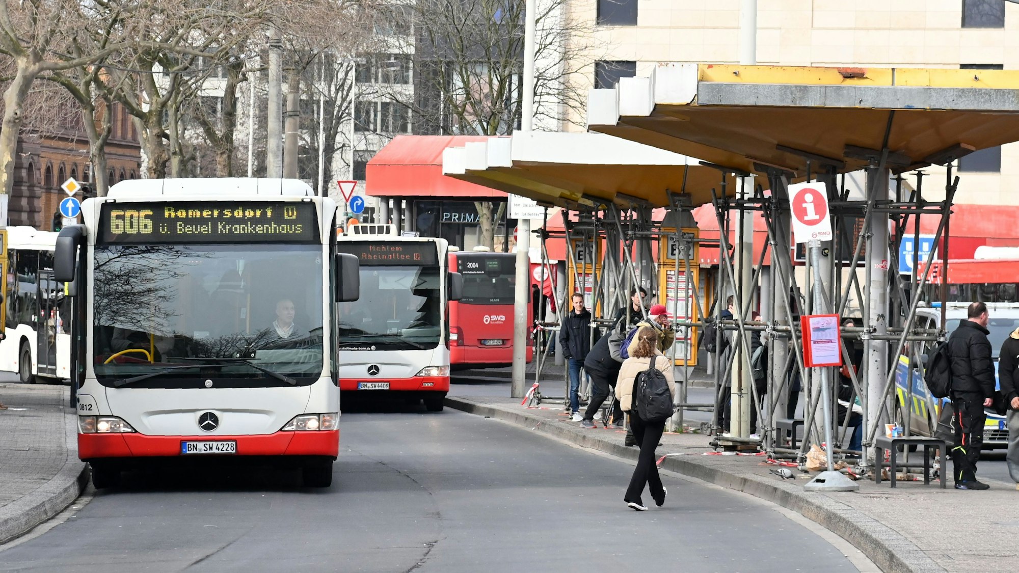Busse am Zentralen Busbahnhof (ZOB) in Bonn.