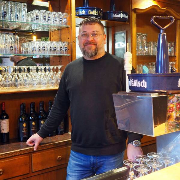 Der Gastronom Michael Sardis steht hinter der Theke seines Restaurants „Kölsche Heimat“ in Zollstock.
