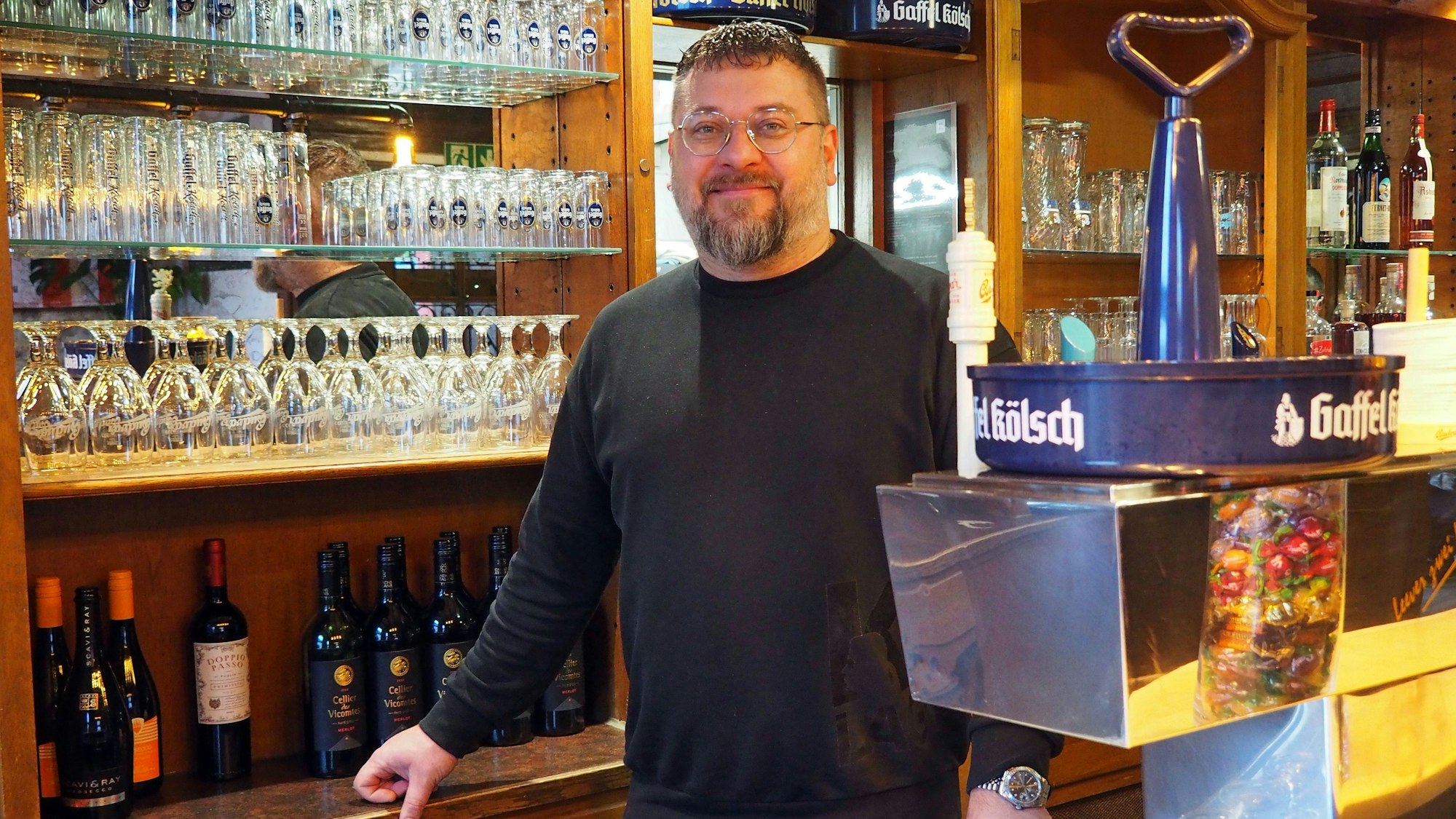 Der Gastronom Michael Sardis steht hinter der Theke seines Restaurants „Kölsche Heimat“ in Zollstock.