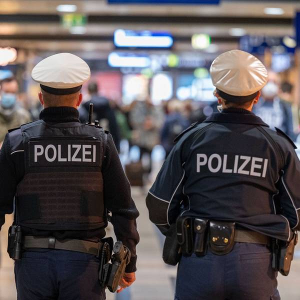 Polizeibeamte patroullieren im Kölner Hauptbahnhof