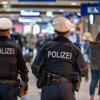 Polizeibeamte patroullieren im Kölner Hauptbahnhof