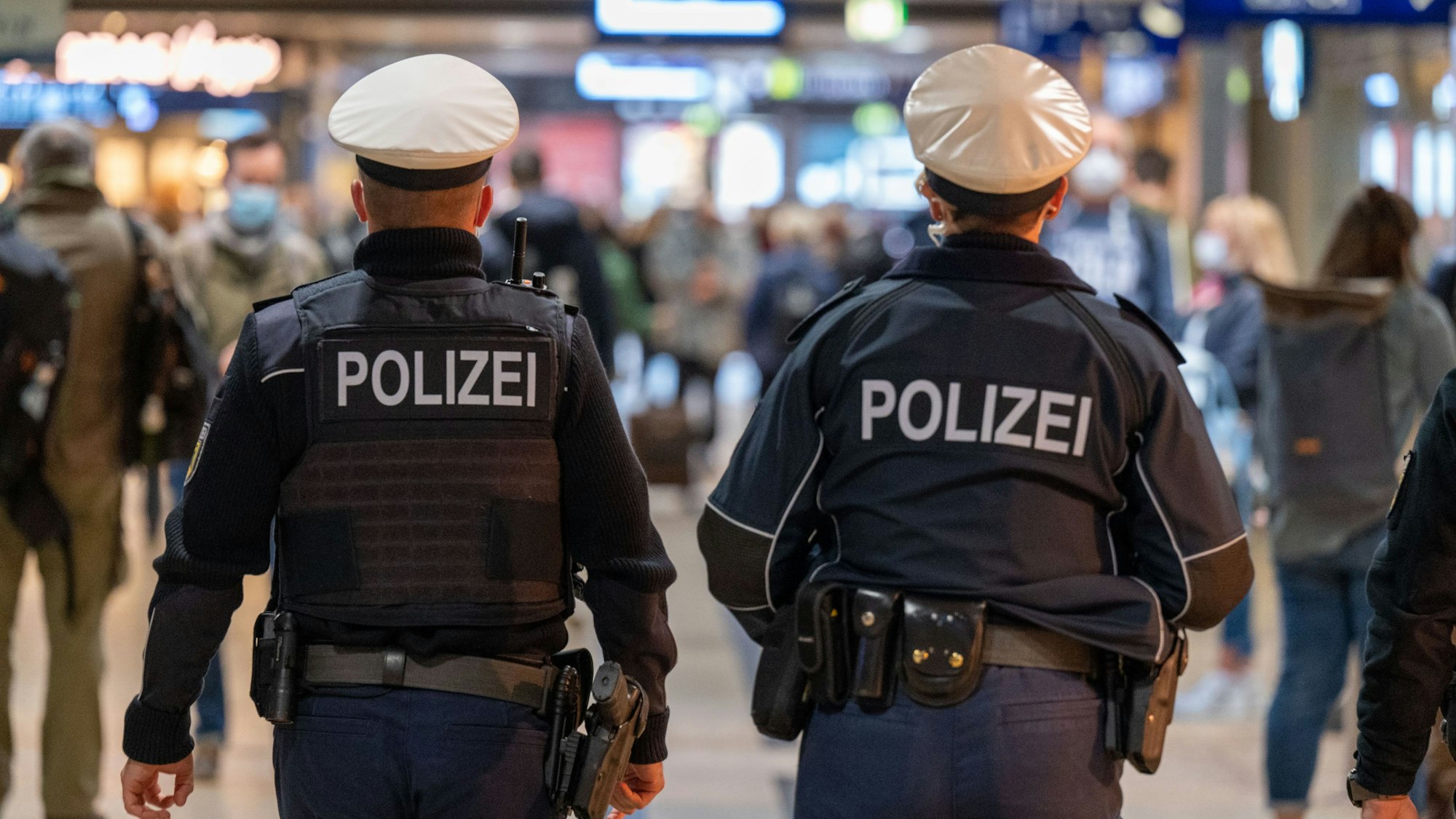 Polizeibeamte patroullieren im Kölner Hauptbahnhof