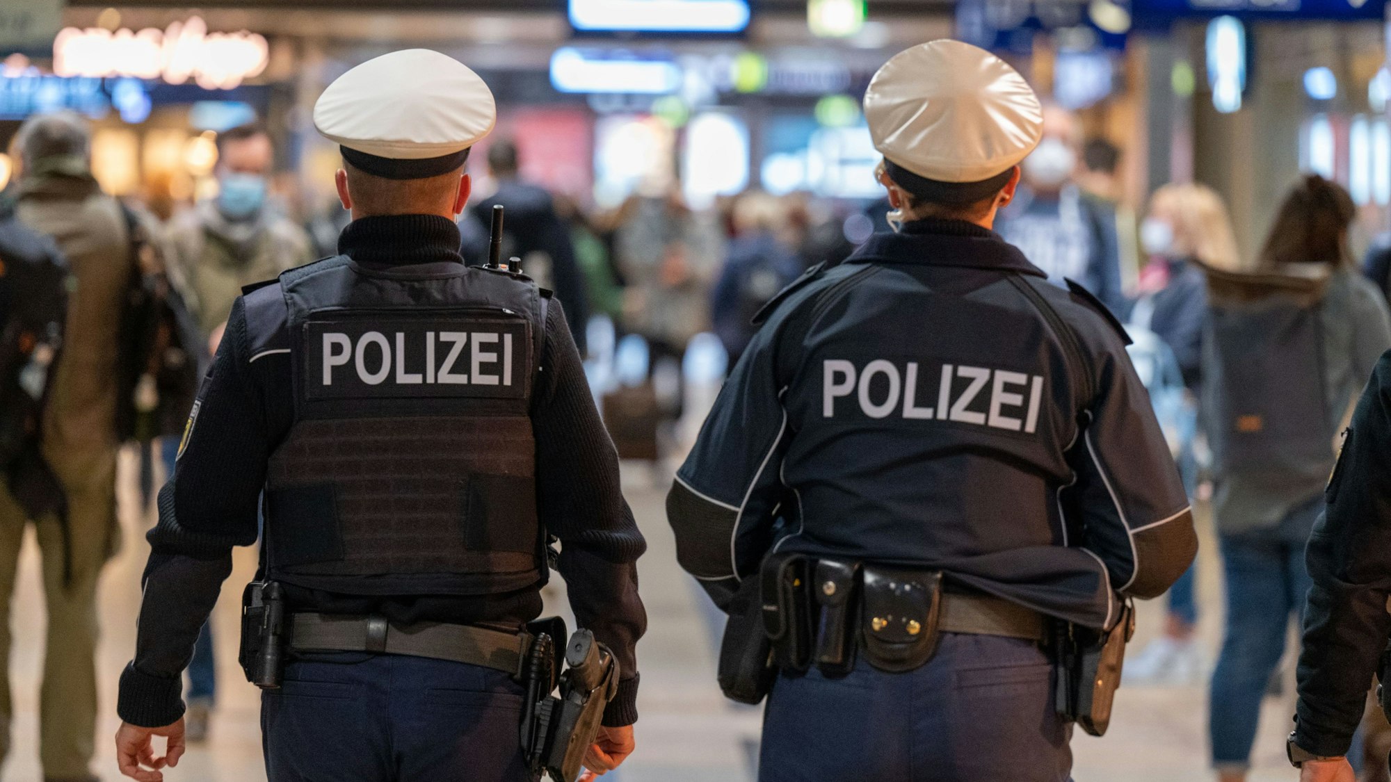 Polizeibeamte patrouillieren im Hauptbahnhof