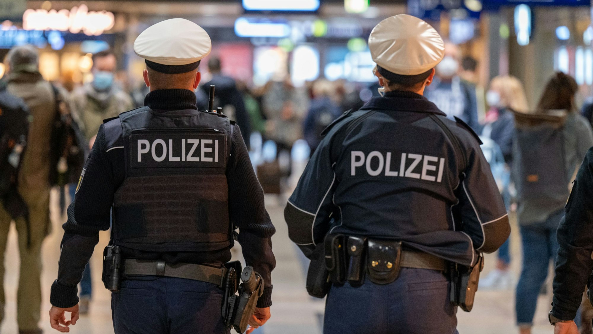 Polizeibeamte patrouillieren im Hauptbahnhof.