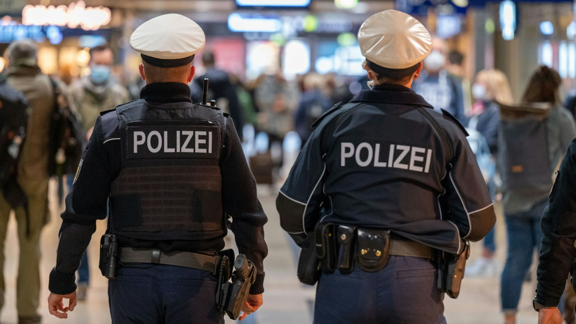 05.10.2021, Köln: Polizeibeamte patroullieren im Haupbahnhof. Foto: Uwe Weiser