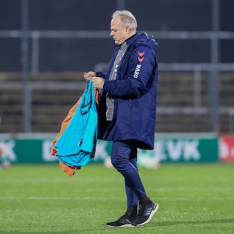 v.li.: Daniel Weber Trainer, 1. FC Köln enttäuscht schauend, Enttäuschung, DIE DFB-RICHTLINIEN UNTERSAGEN JEGLICHE NUTZUNG VON FOTOS ALS SEQUENZBILDER UND/ODER VIDEOÄHNLICHE FOTOSTRECKEN. DFB REGULATIONS PROHIBIT ANY USE OF PHOTOGRAPHS AS IMAGE SEQUENCES AND/OR QUASI-VIDEO., 18.11.2024, Köln Deutschland, Fussball, Google Pixel Frauen-Bundesliga, 1. FC Köln - SV Werder Bremen *** v li Daniel Weber coach, 1 FC Köln looking disappointed, disappointment, THE DFB GUIDELINES PROHIBIT ANY USE OF PHOTOGRAPHS AS IMAGE SEQUENCES AND OR QUASI VIDEO DFB REGULATIONS PROHIBIT ANY USE OF PHOTOGRAPHS AS IMAGE SEQUENCES AND OR QUASI VIDEO , 18 11 2024, Cologne Germany , Football, Google Pixel Women Bundesliga, 1 FC Köln SV Werder Bremen xobx