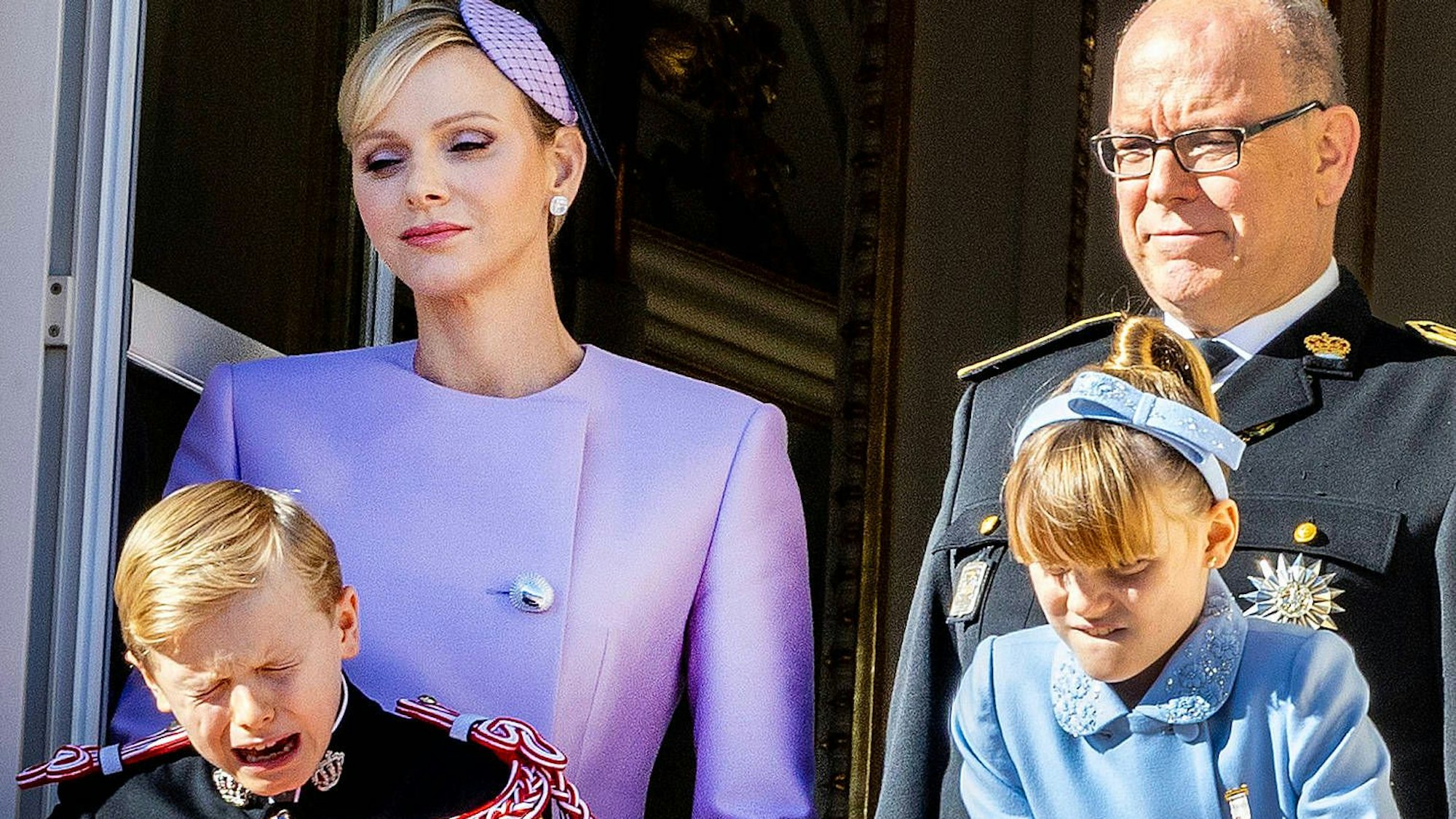 Fürstin Charlène, die beiden Zwillinge Jacques und Gabriella und Fürst Albert auf dem Balkon am Nationalfeiertag von Monaco.