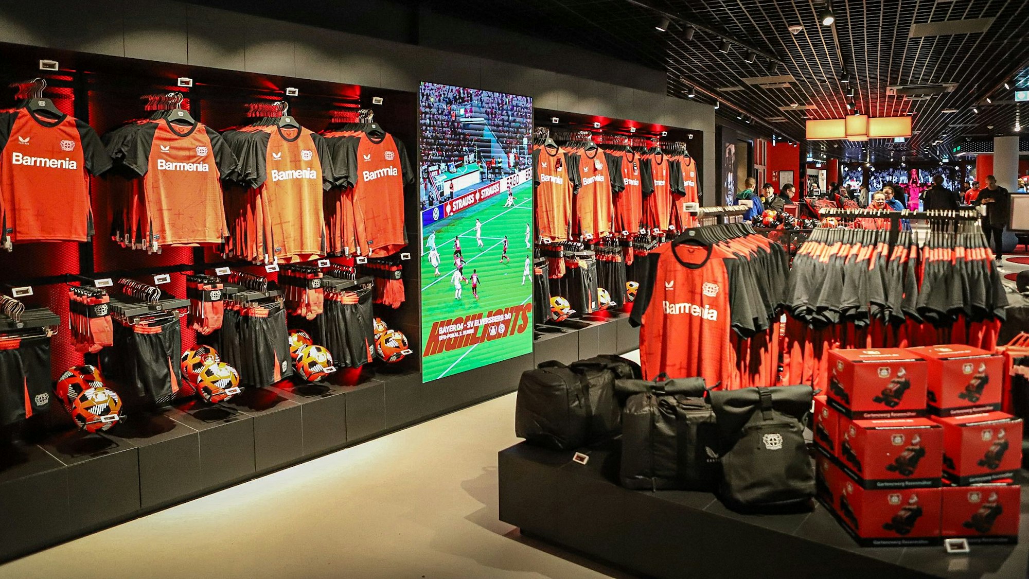 Trikots von Bayer 04 im neuen Fanshop