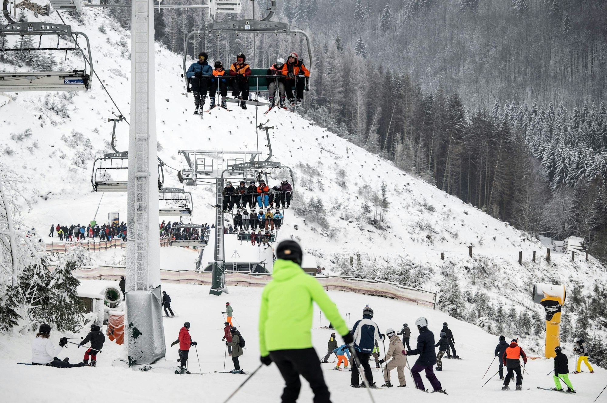 Skifahrer sind bei winterlichem Wetter auf einer Piste in Winterberg unterwegs.(Archivbild)