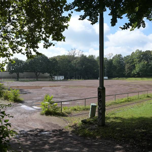 Auf dem brach liegenden Aschenplatz stehen Pfützen.