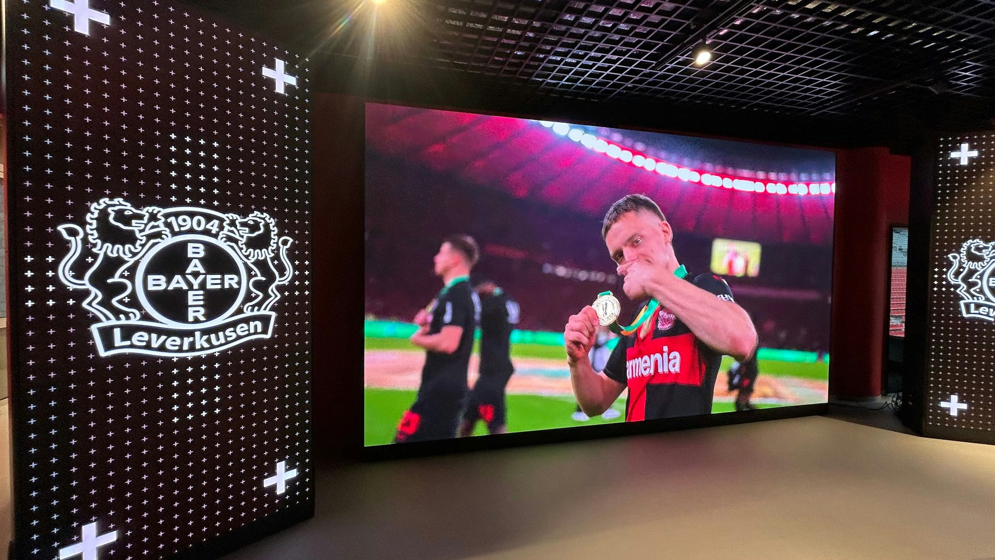 Großbildschirm mit Florian Wirtz im neuen Fanshop von Bayer 04