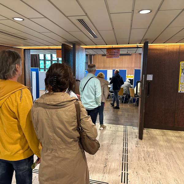 Lange Schlangen im Rathaus von Sankt Augustin; Bürger wollten schon vorab per Briefwahl ihr Stimme zur Europawahl im Juni abgeben.