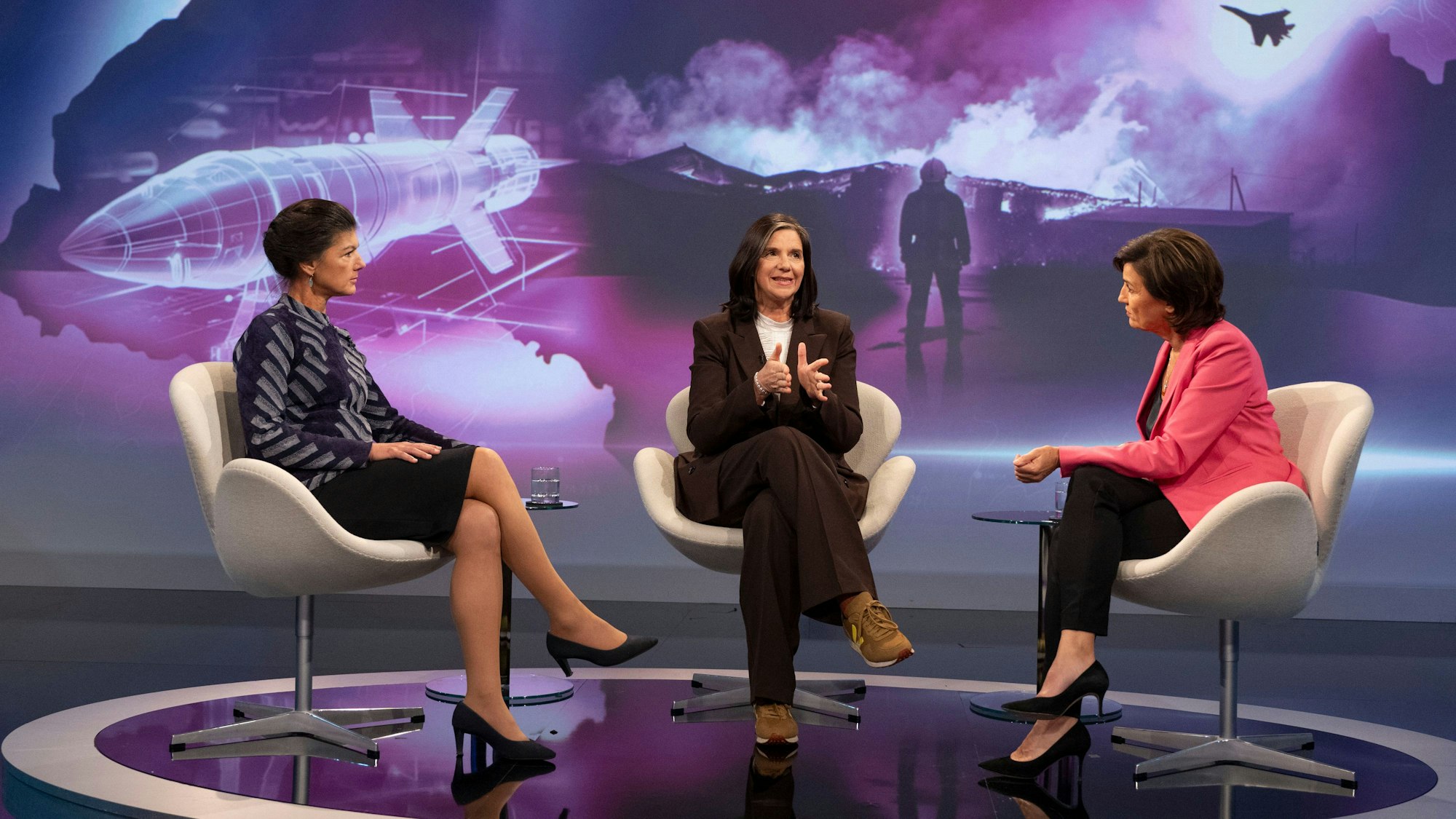 Sahra Wagenknecht, Katrin Göring-Eckardt und Sandra Maischberger im Gespräch