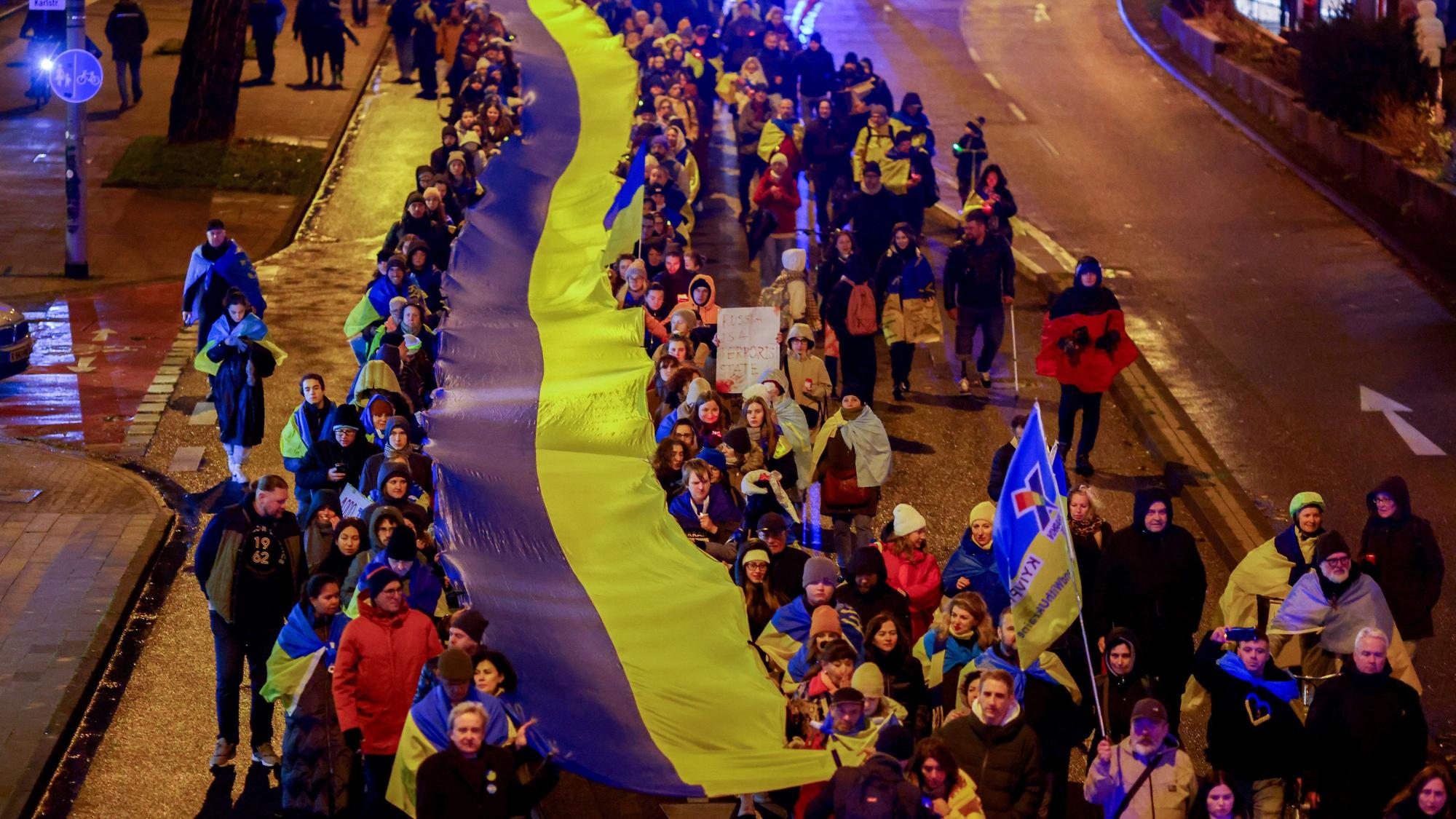 Demonstration anlässlich des 1000 Kriegstages seit der russischen Invasion in der Ukraine im Jahr 2022 in Köln.