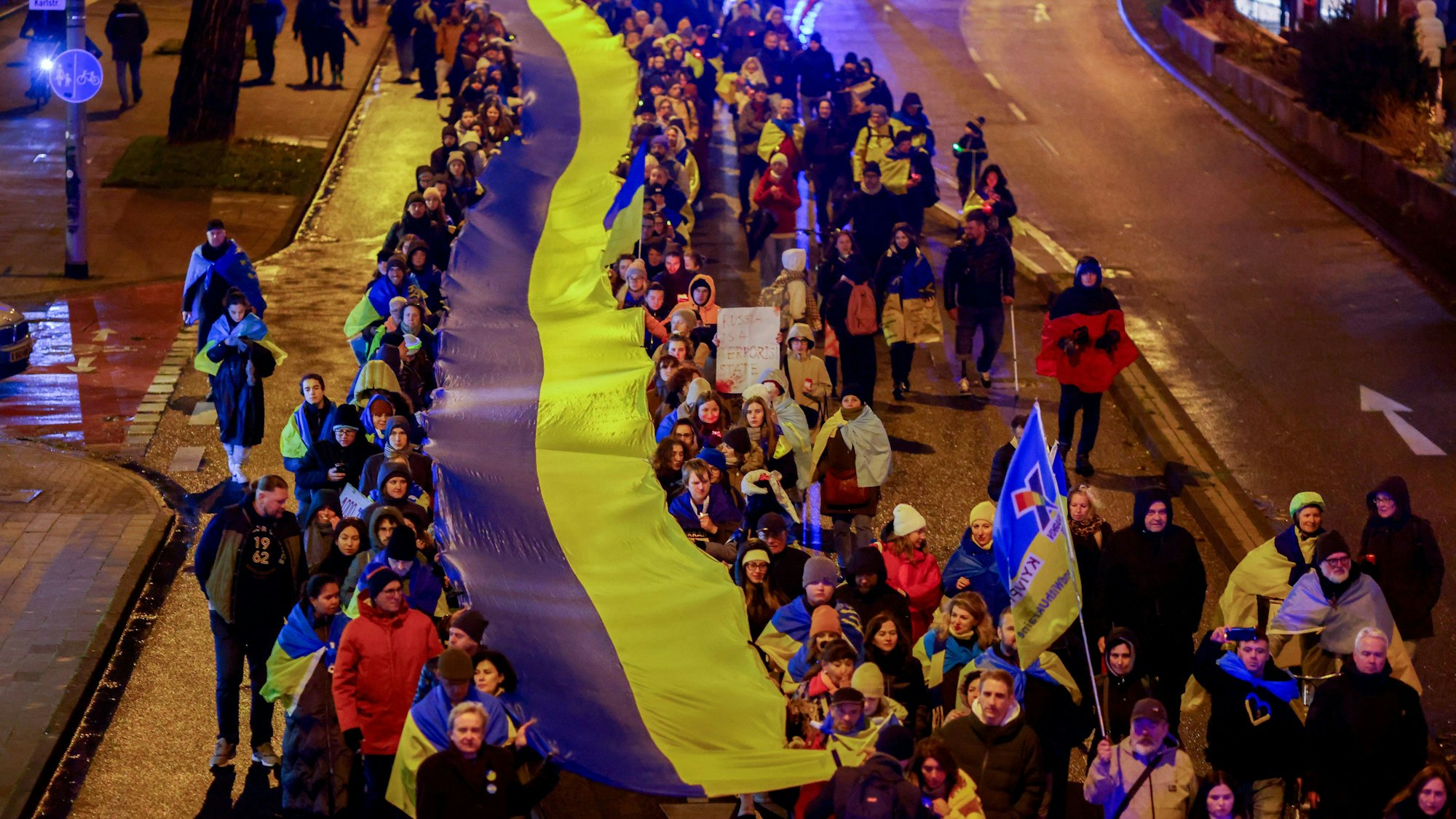 Demonstration anlässlich des 1000 Kriegstages seit der russischen Invasion in der Ukraine im Jahr 2022 in Köln.