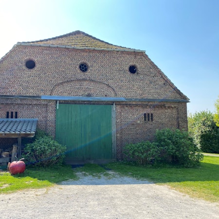 Eine Scheune mit grünem Tor