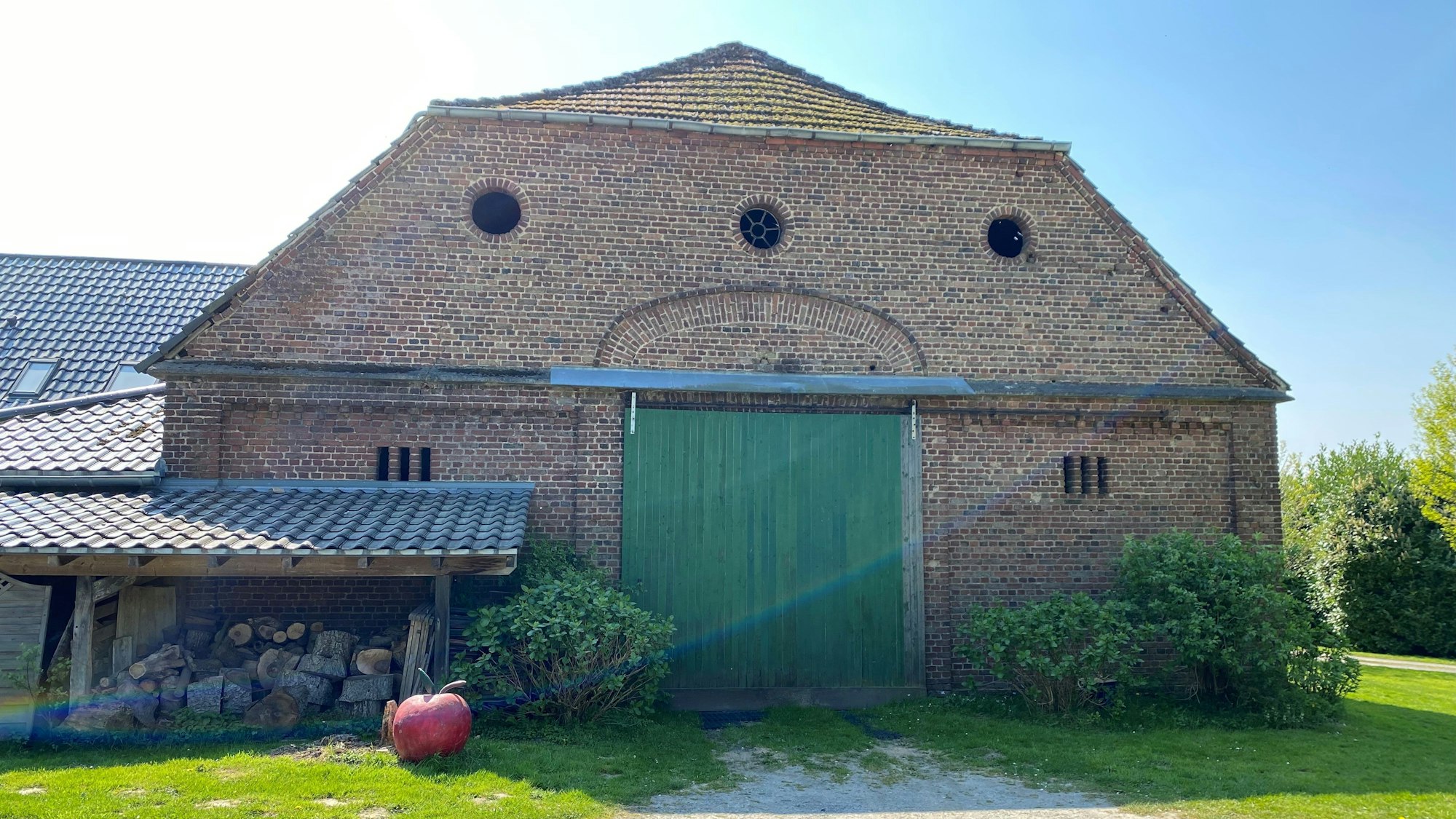 Eine Scheune steht im Sonnenlicht.