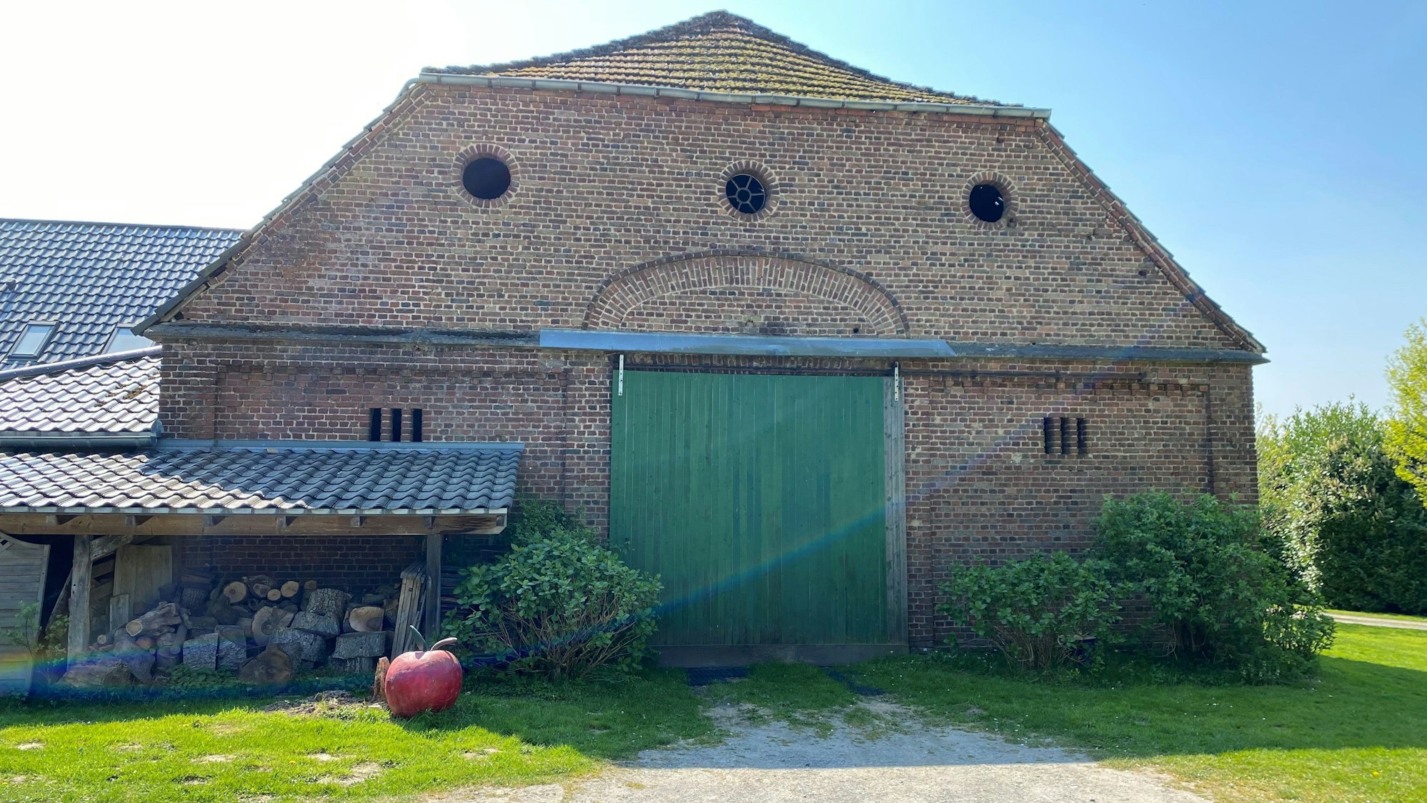 Eine Scheune mit grünem Tor